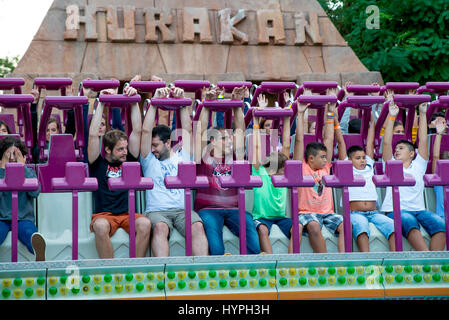 BARCELONA - SEP-5: Menschen haben Spaß bei der Fallturm-Attraktion im Tibidabo Vergnügungspark am 5. September 2015 in Barcelona, Spanien. Stockfoto