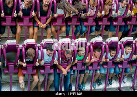 BARCELONA - SEP-5: Menschen haben Spaß bei der Fallturm-Attraktion im Tibidabo Vergnügungspark am 5. September 2015 in Barcelona, Spanien. Stockfoto