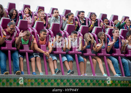 BARCELONA - SEP-5: Menschen haben Spaß bei der Fallturm-Attraktion im Tibidabo Vergnügungspark am 5. September 2015 in Barcelona, Spanien. Stockfoto