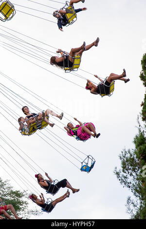 BARCELONA - SEP-5: Menschen haben Spaß am Karussell fliegen Schaukel Fahrt Attraktion im Tibidabo Vergnügungspark am 5. September 2015 in Barcelona, Spanien. Stockfoto