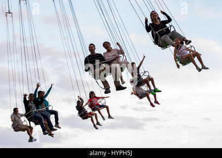 BARCELONA - SEP-5: Menschen haben Spaß am Karussell fliegen Schaukel Fahrt Attraktion im Tibidabo Vergnügungspark am 5. September 2015 in Barcelona, Spanien. Stockfoto