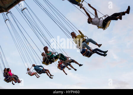 BARCELONA - SEP-5: Menschen haben Spaß am Karussell fliegen Schaukel Fahrt Attraktion im Tibidabo Vergnügungspark am 5. September 2015 in Barcelona, Spanien. Stockfoto