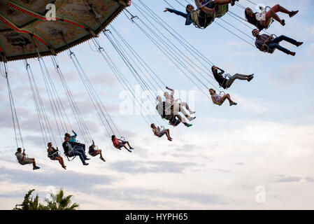 BARCELONA - SEP-5: Menschen haben Spaß am Karussell fliegen Schaukel Fahrt Attraktion im Tibidabo Vergnügungspark am 5. September 2015 in Barcelona, Spanien. Stockfoto