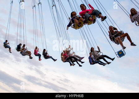 BARCELONA - SEP-5: Menschen haben Spaß am Karussell fliegen Schaukel Fahrt Attraktion im Tibidabo Vergnügungspark am 5. September 2015 in Barcelona, Spanien. Stockfoto