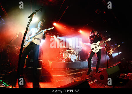 BARCELONA - 17 MAR: The Vaccines (Band) in Konzert im Razzmatazz Stadium am 17. März 2016 in Barcelona, Spanien. Stockfoto