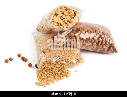 Cashewkerne, Haselnüsse und Pinienkerne in geöffneten transparente Paket über weiß Stockfoto