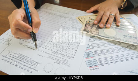 Business Frau Hand halten Stift füllen die Details auf dem Steuer-Formen-Papier in Business-Konzept Stockfoto