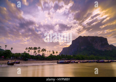 Das Ao Nang Resort bei Sonnenaufgang in Thailand Stockfoto