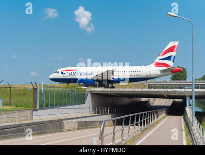 SCHIPHOL, Niederlande - 4. Juni 2016: British Airways Flugzeug Rollen zur Startbahn am Flughafen Amsterdam schiphol Stockfoto