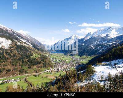 Poschiavo, Schweiz - 27. April 2016: Panorama der schneebedeckten Berge mit einem schönen blauen Himmel. Stockfoto