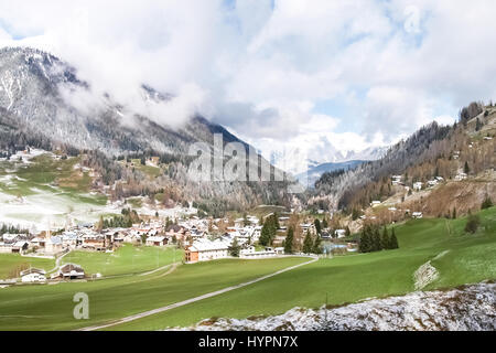 Albula, Schweiz - 27. April 2016: Züge der Rhätischen Bahn auf der Durchreise entlang der Linie "St. Moritz - Chur" an einem verschneiten Tag. Stockfoto