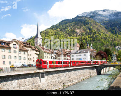 Chur, Schweiz - 27. April 2016: Panorama der Altstadt mit dem Zug der Rhätischen Bahn im Vordergrund Stockfoto