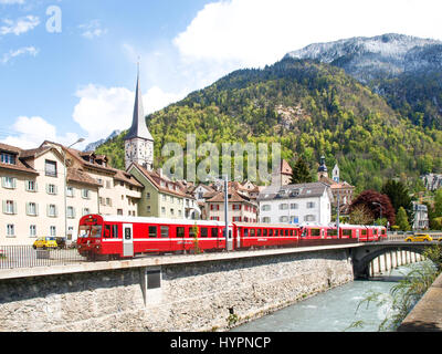 Chur, Schweiz - 27. April 2016: Panorama der Altstadt mit dem Zug der Rhätischen Bahn im Vordergrund Stockfoto