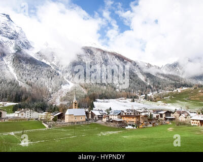 Albula, Schweiz - 27. April 2016: Züge der Rhätischen Bahn auf der Durchreise entlang der Linie "St. Moritz - Chur" an einem verschneiten Tag. Stockfoto