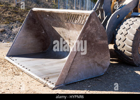 Frontlader Schaufel von der Seite und vorne gesehen. Stockfoto