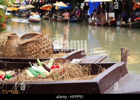 Pattaya, THAILAND - 26. Februar 2017: Traditionelle asiatische Floating Market in Thai Stockfoto