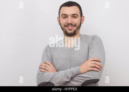 Junger Mann posiert auf hellem Hintergrund. Mock-up Stockfoto