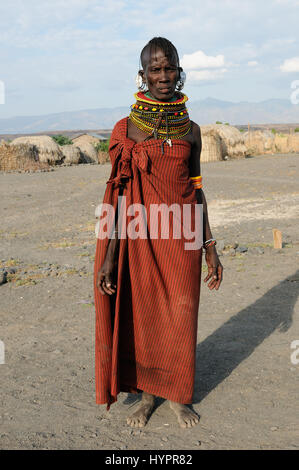 LOIYANGALANI, Kenia - Juli 10: Afrikanerin aus dem Turkana-Stamm in traditioneller Tracht auf der Durchreise auf dem Markt in Kenia, Loiyangalani im Juli 10 Stockfoto