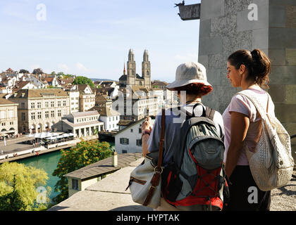 Zürich, Schweiz - 2. September 2016: Zwei weibliche Touristen Rucksacktouristen auf der Suche am Limmatquai in Zürich. Grossmünster im Hintergrund Stockfoto