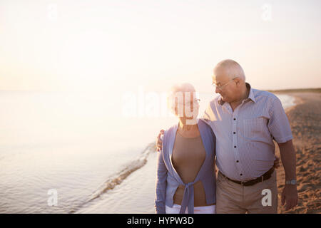 Sprechen und zu Fuß am Strand Stockfoto