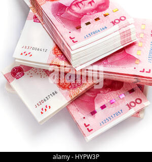 Stapel von hundert China Banknoten Nahaufnahme isoliert auf weißem Hintergrund. Stockfoto