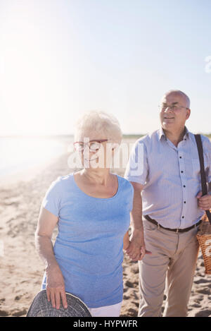 Älteres Paar und einen Picknick-Korb Stockfoto