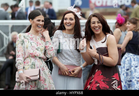 Weibliche Racegoers genießen Sie die Atmosphäre bei Tag eins des Randox Gesundheit Grand National Festival in Aintree Racecourse. Stockfoto