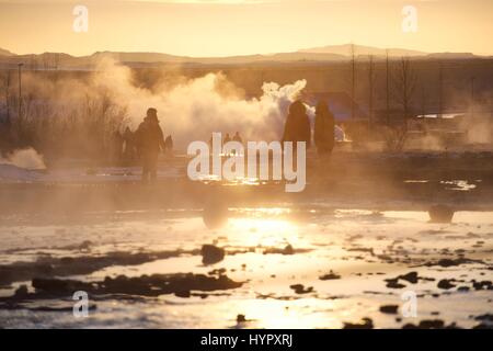 Geysir Hot Spring Area (Strokkur) in den Golden Circle in isländischen Geothermie Hotspot Tüllen Wasser 30 Meter (100 ft) in der Luft alle paar Minuten Stockfoto