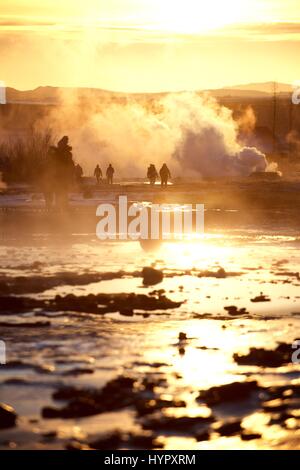 Geysir Hot Spring Area (Strokkur) in den Golden Circle in isländischen Geothermie Hotspot Tüllen Wasser 30 Meter (100 ft) in der Luft alle paar Minuten Stockfoto