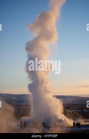 Geysir Hot Spring Area (Strokkur) in den Golden Circle in isländischen Geothermie Hotspot Tüllen Wasser 30 Meter (100 ft) in der Luft alle paar Minuten Stockfoto