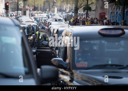 Schwarzen Londoner Taxifahrer halten eine Demonstration in Whitehall während einer Protestaktion gegen Regierungspläne ÖPNV. Stockfoto