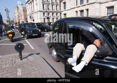 Schwarzen Londoner Taxifahrer halten eine Demonstration in Whitehall während einer Protestaktion gegen Regierungspläne ÖPNV. Stockfoto