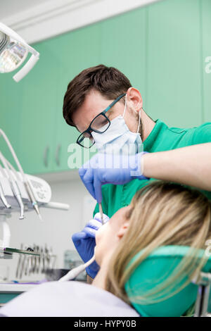 Nahaufnahme Bild der jungen Dame, die mit den Zähnen untersucht von einem Zahnarzt in Zahnarztpraxis Stockfoto