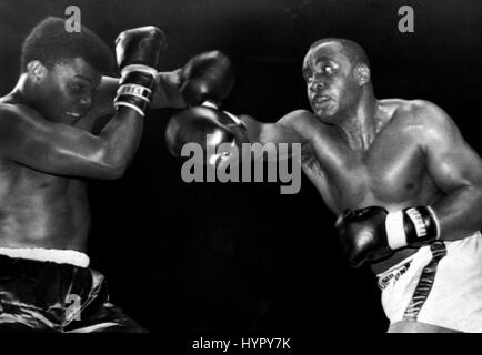 Ehemaliger World Heavyweight Champion Sonny Liston (rechts) zeigt Henry Clark links () einen mächtigen rechten Haken während ihrer geplanten 10-Runden-Kampf im Cow Palace in Daly City, Kalifornien, nahöstlichen... Liston fuhr fort, durch einen technischen k.o. in der 7. Runde Runde gewinnen. Stockfoto