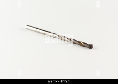 gebrauchte Beton Bohrer liegt auf einem weißen Hintergrund Stockfoto