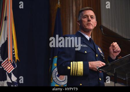 US Küstenwache Kommandant Paul Zukunft liefert die 2017 Rede zur Lage der Coast Guard vor dem National Press Club 16. März 2017 in Washington, DC. Stockfoto