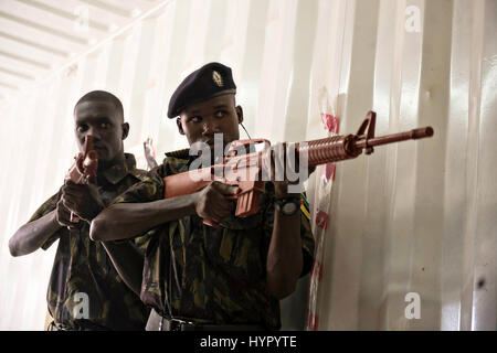 Mosambik-marine-Soldaten üben taktische Bewegungen in einem simulierten Schiff während der Übung Cutlass Express 2. Februar 2017 in Dschibuti, Dschibuti. Stockfoto