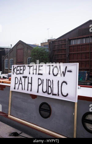 Protestieren Sie Banner für die Aufbewahrung der Kanal Leinpfad öffentliche, Paddington Central, London, England, Vereinigtes Königreich Stockfoto