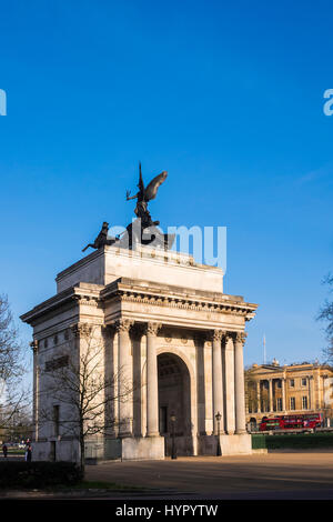 Wellington Arch ist ein Triumphbogen befindet sich südlich des Hyde Park im Zentrum von London, England, UK Stockfoto