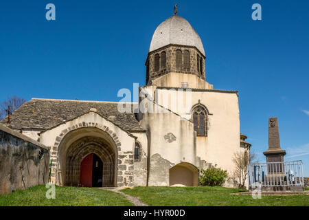 Romanische Kirche von Tourzel-Ronzieres, Puy de Dome, Auvergne, Frankreich Stockfoto