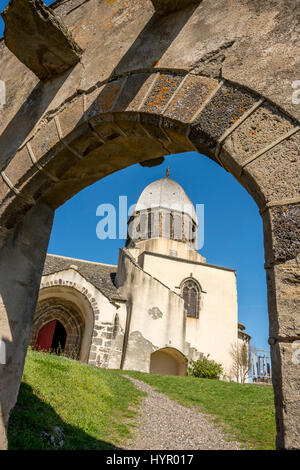 Romanische Kirche von Tourzel-Ronzieres, Puy de Dome, Auvergne, Frankreich Stockfoto