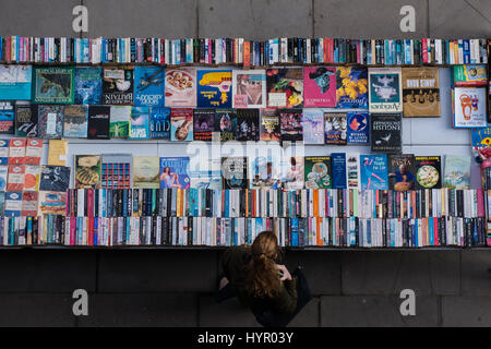 London, UK - 22. Oktober 2016: Eine Frau zu erforschen verwendet und gebrauchte Bücher und Aufzeichnungen Schnäppchen auf London Thames Southbank. Stockfoto