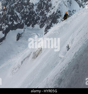 Chamonix, Frankreich - 30. Dezember 2016: Kletterer aufsteigender abschließende dehnen auf Bergrücken hinauf zur Aiguille du Midi im frühen Winter sonnigen Bedingungen Stockfoto