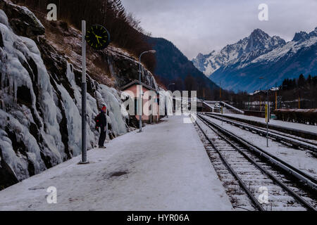 Chamonix, Frankreich - 2. Januar 2017: Reisende warten in der Kälte auf bedecktem Tag im Hochtal der Alpen im winter Stockfoto