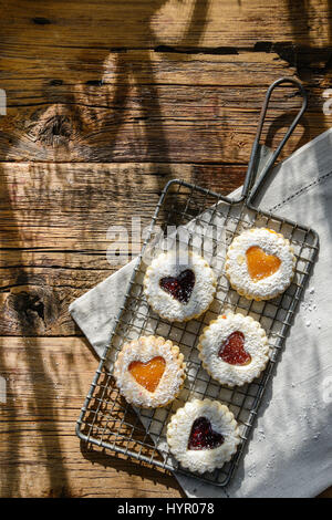 Herz Ausschneiden Cookie Stillleben mit natürlichem Licht strömt. Erschossen von oben. Stockfoto