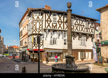 Minimes Platz. Fachwerkhaus. Ambert Puy-De-Dôme Auvergne Frankreich Stockfoto