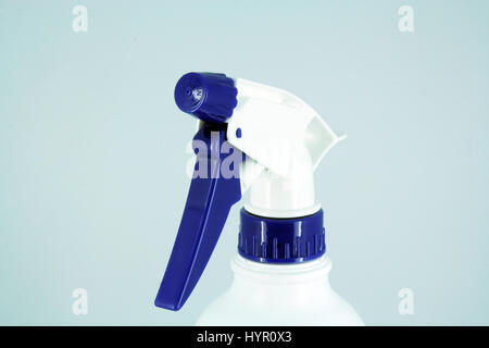 Gießen Spritze. Blaue und weiße Kunststoff-Flasche Sprayer. Stockfoto