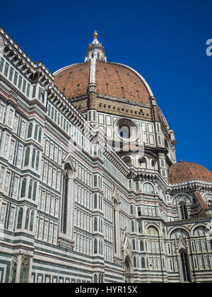 Nach oben auf die Hauptkuppel (Kuppel) der Heiligen Maria von der Blume Kathedrale (Santa Maria del Fiore), Florenz, Toskana, Italien Stockfoto