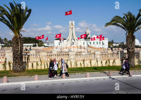 Flankiert von den blutroten Flaggen von Tunesien, Kasbah Square Fronten der modernen Stadt Halle und andere Regierungsgebäude von Tunis, Tunesien. Stockfoto