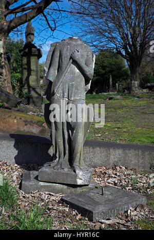 Die Überreste eines gebrochenen Denkmals in Dalry Friedhof, Edinburgh, Schottland, UK. Stockfoto